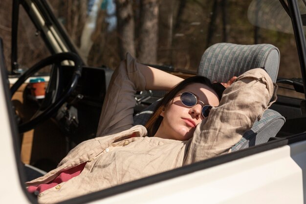 Plan moyen femme dormant dans une camionnette