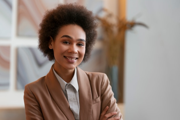 Photo gratuite plan moyen femme économiste travaillant au bureau