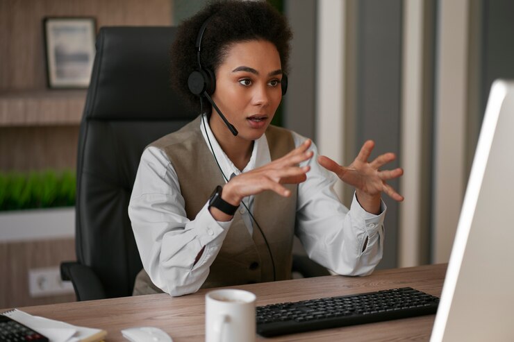 Photo gratuit plan moyen femme économiste travaillant au bureau