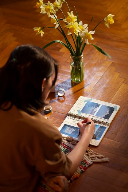 Plan moyen femme écrivant dans son journal