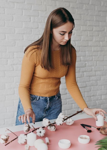 Photo gratuite plan moyen femme avec fleurs en coton