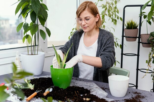 Plan moyen femme jardinage à l'intérieur