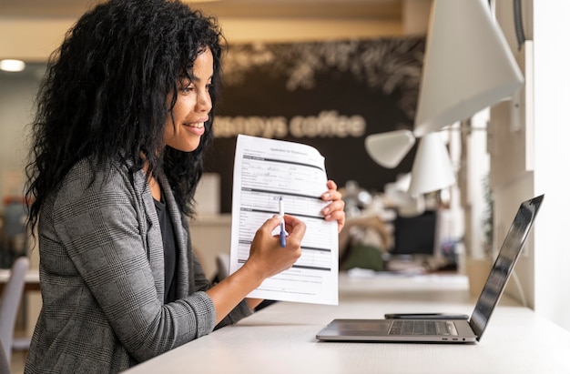 Plan moyen femme montrant un contrat