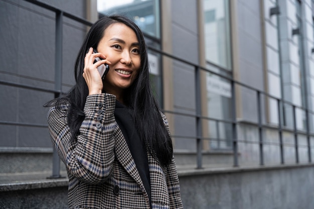 Plan moyen femme parlant au téléphone