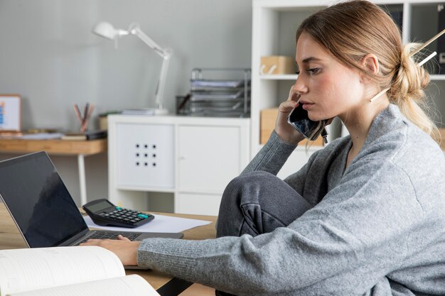 Plan moyen femme parlant au téléphone