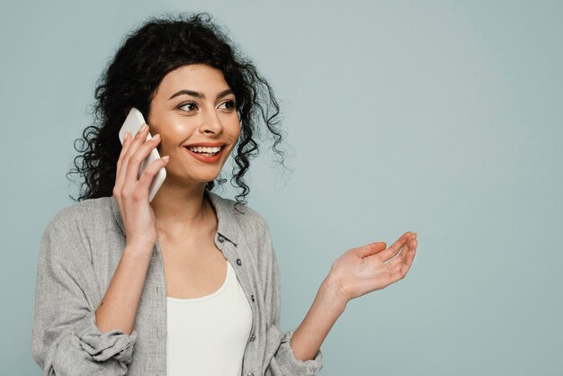 Plan moyen femme parlant au téléphone