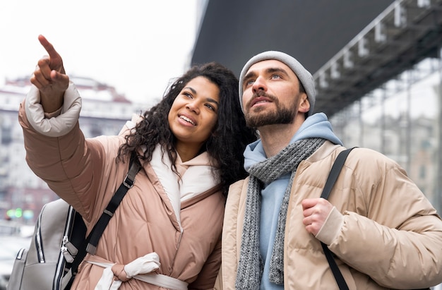 Plan moyen femme pointant vers l'extérieur