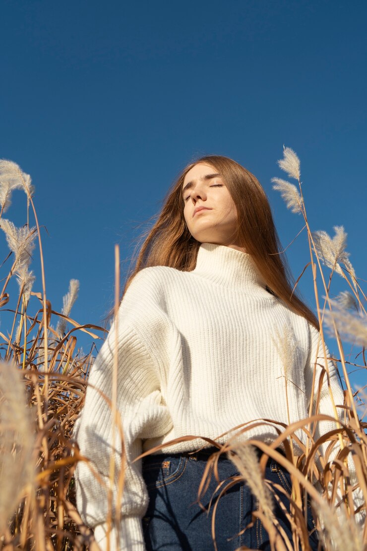 Photo gratuit plan moyen femme posant à l'extérieur