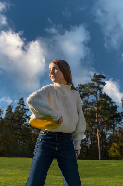 Photo gratuite plan moyen femme posant à l'extérieur