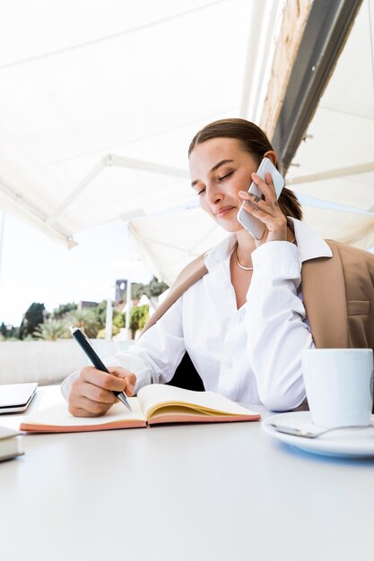 Plan moyen femme prenant des notes