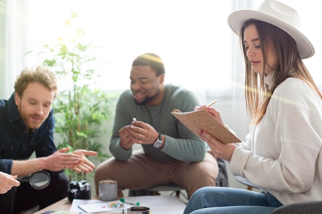 Plan moyen femme prenant des notes