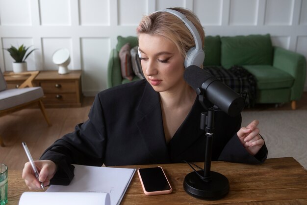 Plan moyen femme prenant des notes