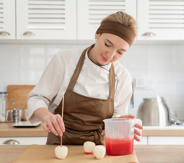 Plan moyen femme préparant le dessert