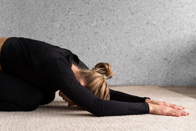 Plan moyen femme qui s'étend