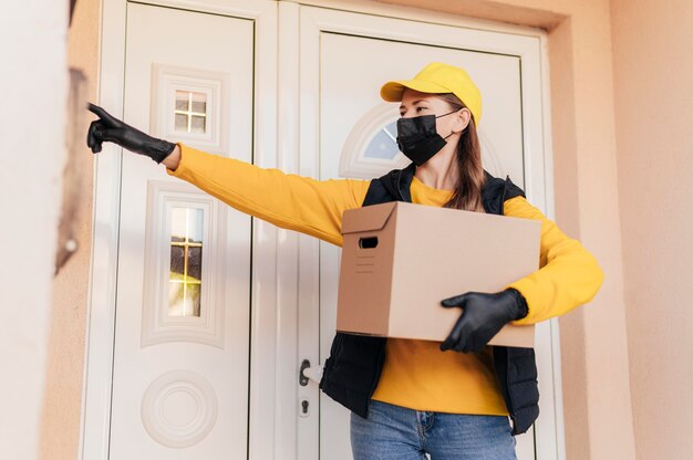 Photo gratuite plan moyen femme qui sonne à la porte