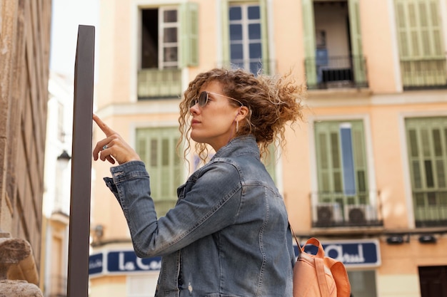 Photo gratuite plan moyen femme à la recherche de la direction