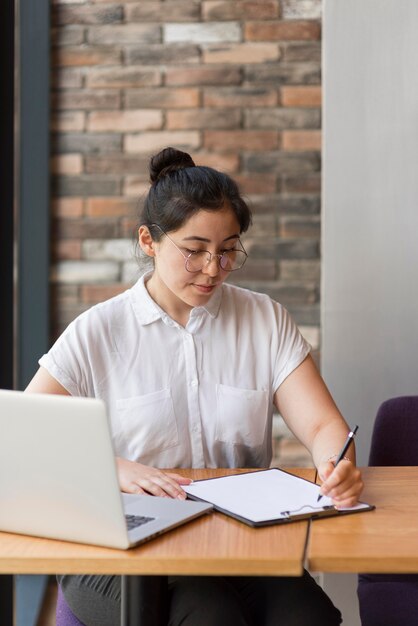 Plan moyen femme travaillant au projet