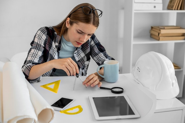 Plan moyen femme travaillant au projet