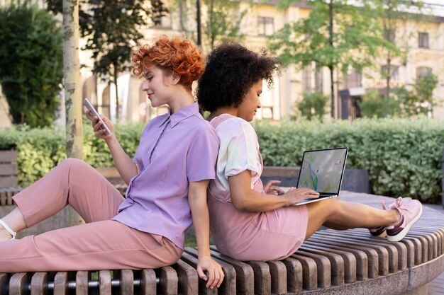 Plan moyen des femmes assises ensemble