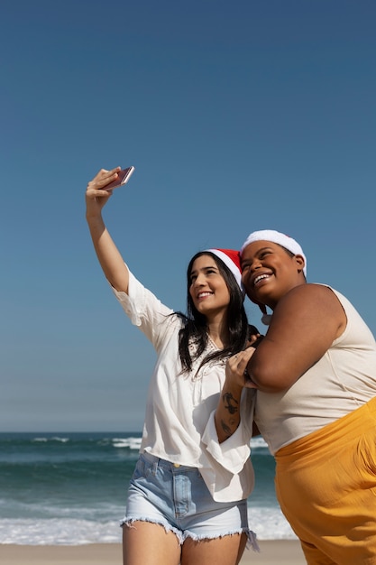 Plan moyen femmes prenant selfie