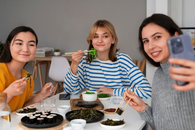 Plan moyen femmes prenant selfie