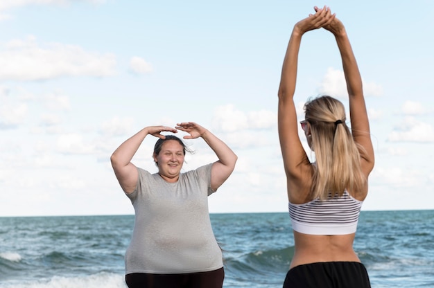 Plan moyen des femmes qui s'étirent