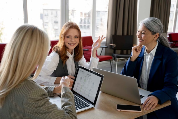 Plan moyen femmes travaillant au bureau