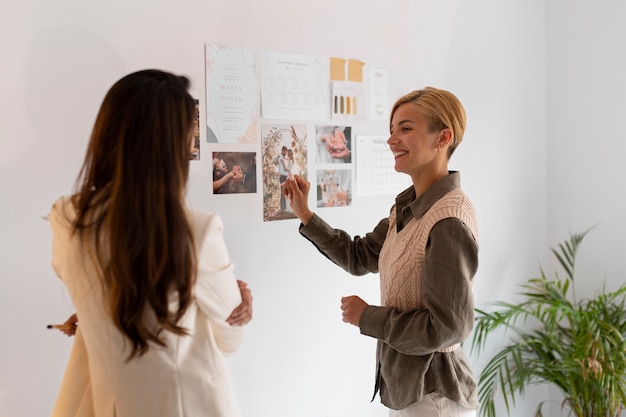 Plan moyen de femmes travaillant comme organisatrices de mariage