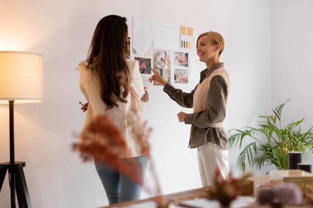 Plan moyen de femmes travaillant comme organisatrices de mariage