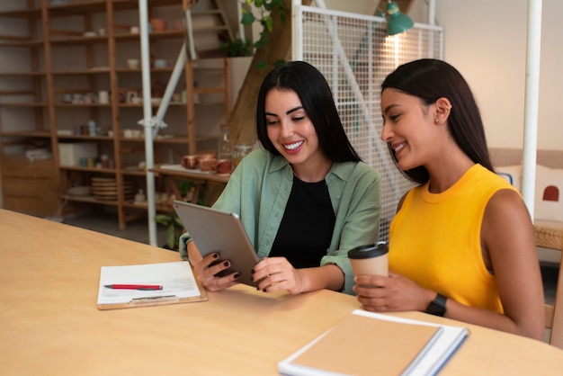 Plan moyen, femmes, travailler ensemble