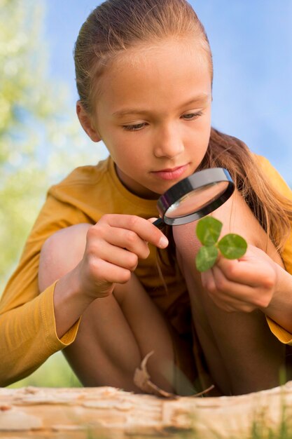 Plan moyen fille observant la plante