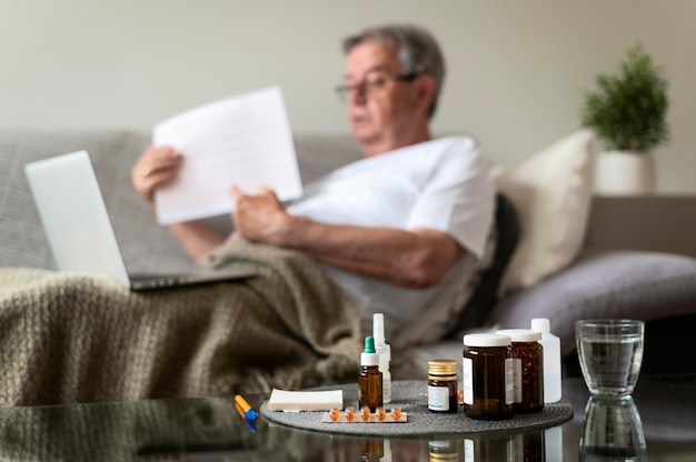 Plan moyen flou homme malade sur canapé