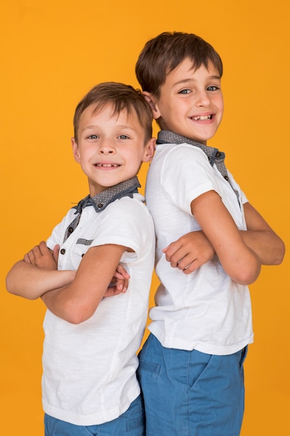 Photo gratuite plan moyen frères posant pour la caméra