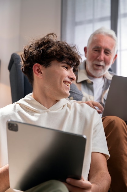 Photo gratuite plan moyen d'un grand-parent et d'un adolescent avec des appareils