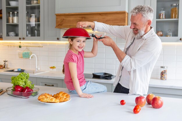 Plan moyen grand-père et enfant