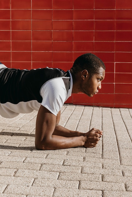 Plan moyen homme faisant planche