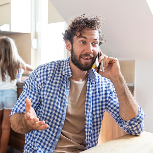 Plan moyen d'un homme parlant au téléphone