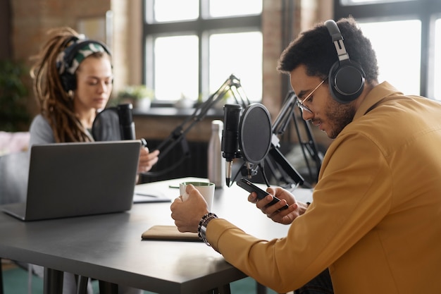 Plan moyen de jeunes enregistrant un podcast