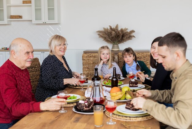 Plan moyen des membres de la famille de manger