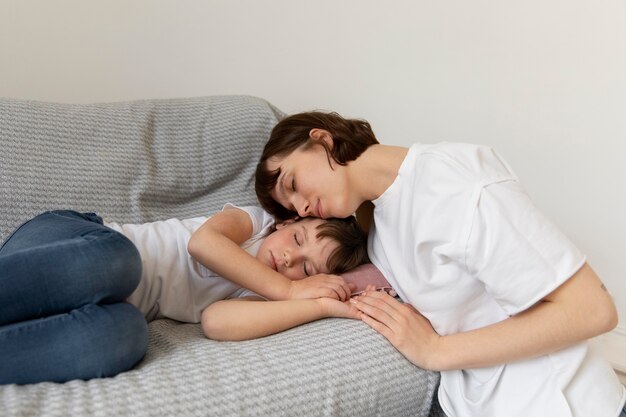 Plan moyen mère assise près de fille
