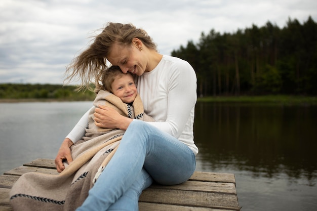 Plan moyen mère et enfant à l'extérieur