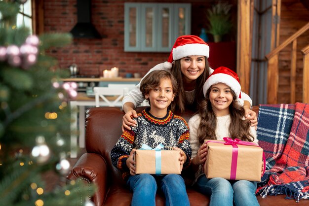 Plan moyen mère avec des enfants qui posent ensemble