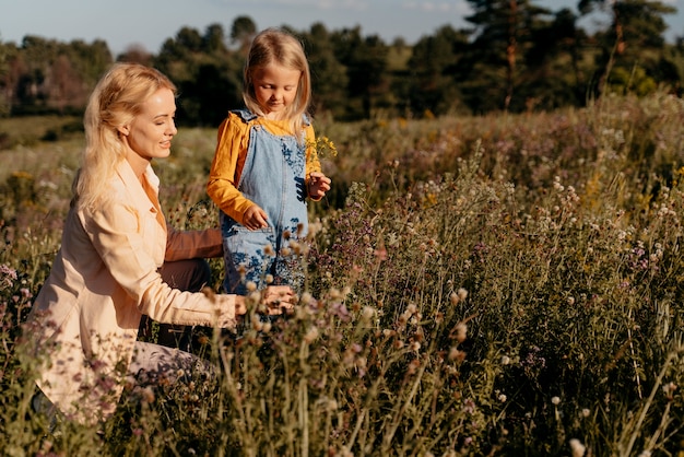 Plan moyen mère et fille dans la nature