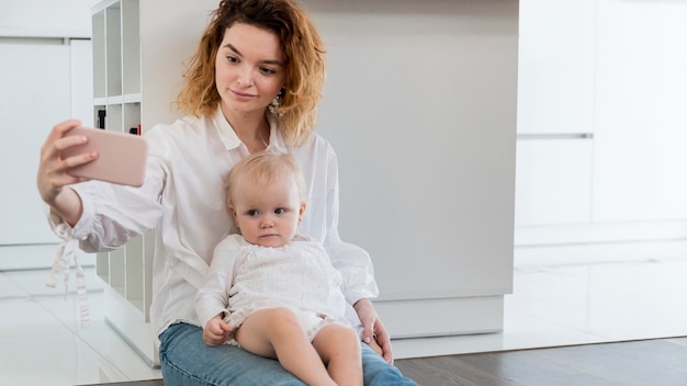 Plan moyen, mère, prendre, selfie