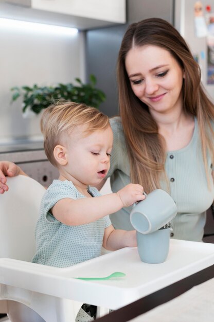 Plan moyen mère regardant enfant