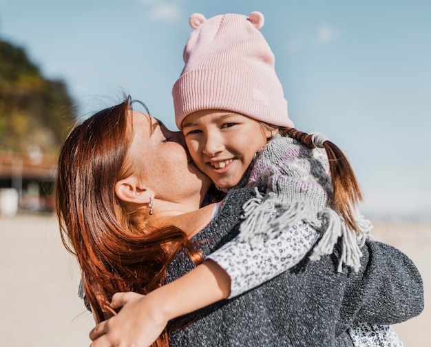 Plan moyen mère tenant petite fille