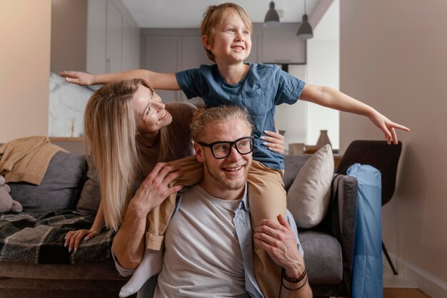 Plan moyen parents et enfant à la maison