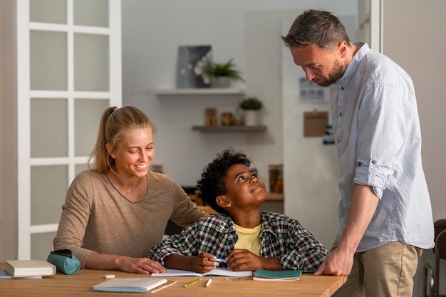 Photo gratuite plan moyen parents et enfant à la maison