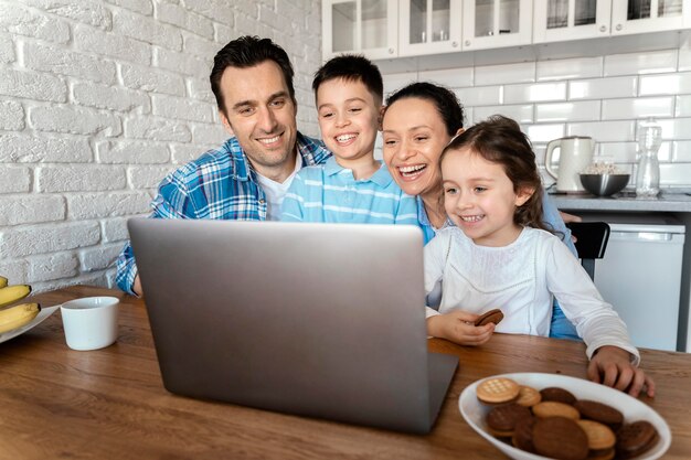 Plan moyen parents et enfants à la maison