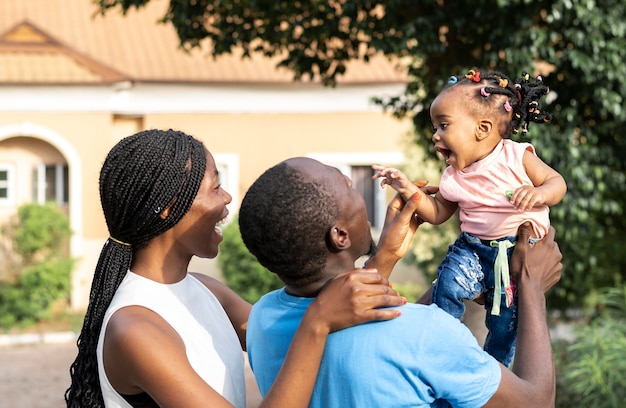 Plan moyen parents et petite fille